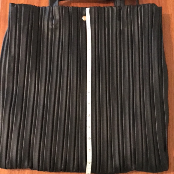 NWT black vegan expandable pleated shoulder bag! - Picture 10 of 11